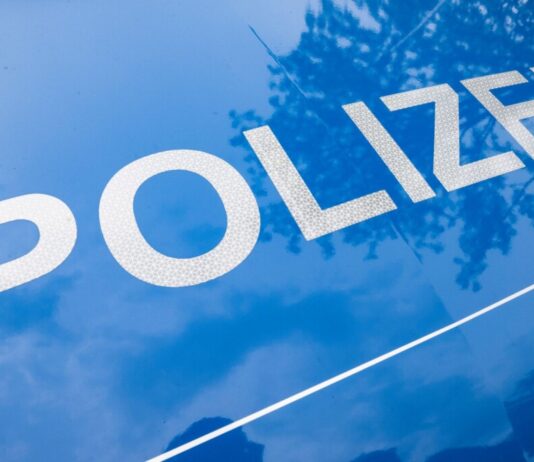 Eine Mordkommission ermittelt nach einem tödlichen Vorfall im Mettmann. (Symbolbild) 
