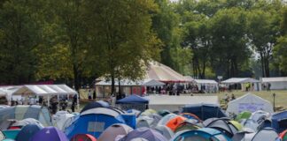 Teilnehmer des Protestcamps «Rheinmetall entwaffnen» haben eine kleine Zeltstadt im Kölner Grüngürtel aufgebaut.