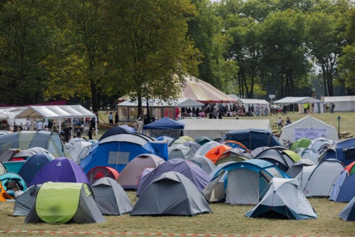 Teilnehmer des Protestcamps «Rheinmetall entwaffnen» haben eine kleine Zeltstadt im Kölner Grüngürtel aufgebaut.