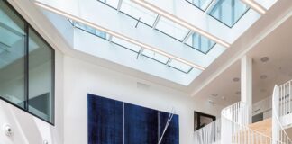 Bei dem Auftragswerk einer Kölner Künstlerin handelt es sich um einen blauen Wandteppich mit LED-Elementen.