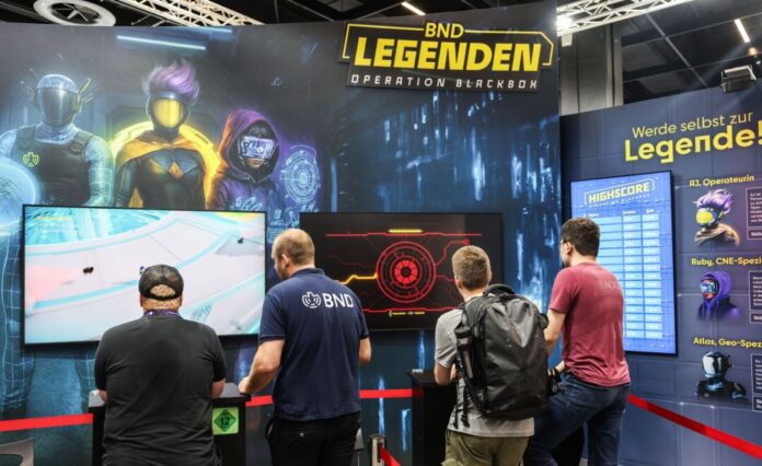 Gamescom-Besucher testen das BND-Computerspiel aus.