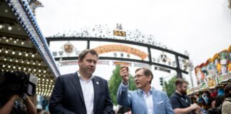 Der SPD-Chef macht mit Oberbürgermeister Frank Dudda (r.) einen Gang über das Festgelände.  