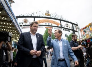 Der SPD-Chef macht mit Oberbürgermeister Frank Dudda (r.) einen Gang über das Festgelände.  