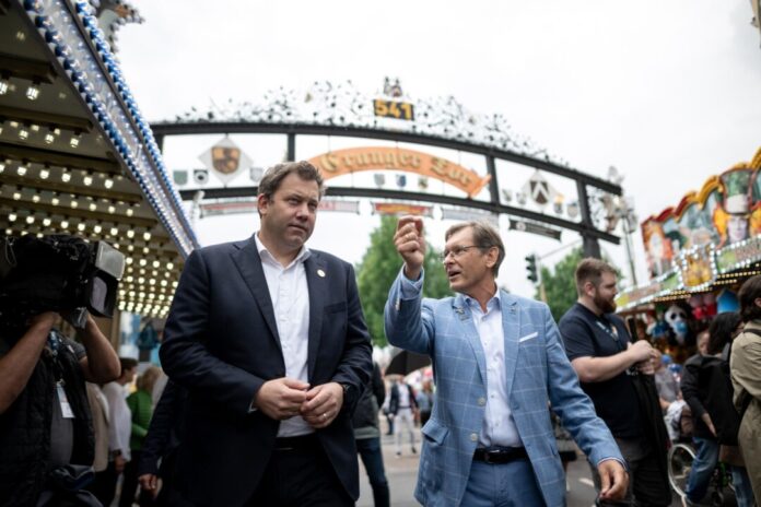 Cranger Kirmes in Herne offiziell eröffnet Der SPD-Chef macht mit Oberbürgermeister Frank Dudda (r.) einen Gang über das Festgelände.