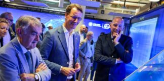 Innenminister Herbert Reul (CDU) und Ministerpräsident Hendrik Wüst (CDU) lassen sich von Leiter Dominic Reese (v. li.) das Innovation Lab vorführen (Archivfoto)