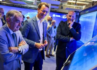 Innenminister Herbert Reul (CDU) und Ministerpräsident Hendrik Wüst (CDU) lassen sich von Leiter Dominic Reese (v. li.) das Innovation Lab vorführen (Archivfoto)