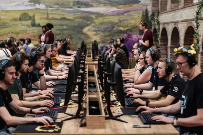 Besucher der Gamescom testen das Computerspiel «Anno 117» des deutschen Entwicklerstudios Ubisoft Blue Byte. 