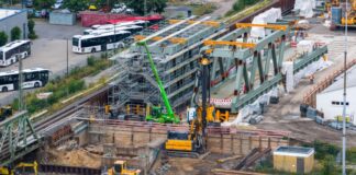 Riesige Baumaßnahmen und Ersatzbusse für die Reisende - nach acht Wochen fahren jetzt zwischen Oberhausen und Emmerich wieder Züge. (Archivbild)