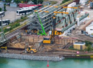 Riesige Baumaßnahmen und Ersatzbusse für die Reisende - nach acht Wochen fahren jetzt zwischen Oberhausen und Emmerich wieder Züge. (Archivbild)