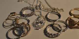 Schmuck liegt auf einem Tisch. Foto: pixabay