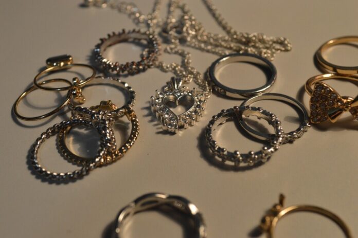 Schmuck liegt auf einem Tisch. Foto: pixabay
