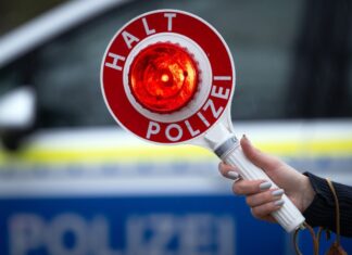 Stopp, signalisiert eine Polizistin. (Symbolbild)