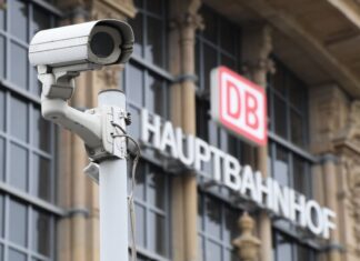 Um ihre Strecken gegen Sabotage zu schützen, setzt die Bahn auf Technik - unter anderem Kameras und Drohnen. (Symbolbild)