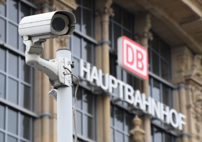 Videoüberwachung am Frankfurter Hauptbahnhof Um ihre Strecken gegen Sabotage zu schützen, setzt die Bahn auf Technik - unter anderem Kameras und Drohnen. (Symbolbild)