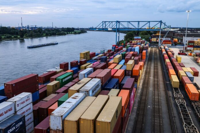 Containerterminal Logport 2 Duisburg Drei von vier Firmen in NRW berichten laut IHK von negativen Auswirkungen der US-Handelspolitik. (Archivbild)