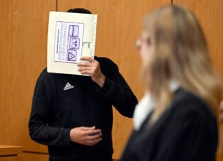 Als mutmaßlicher Brandstifter in einer Flüchtlingsunterkunft in der Eifel stand ein 35-Jähriger in Aachen vor Gericht.