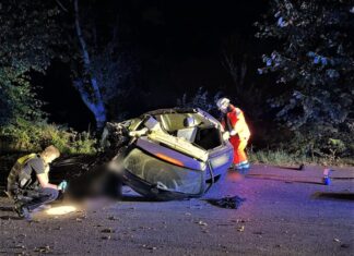 Bei einem Unfall im Großraum Düsseldorf ist der Fahrer eines Kleinwagens ums Leben gekommen.