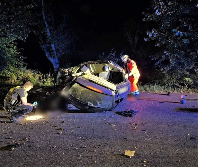 Bei einem Unfall im Großraum Düsseldorf ist der Fahrer eines Kleinwagens ums Leben gekommen.