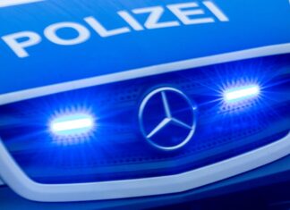 Eine betrunkene Passagierin hat während eines Fluges von England nach Zypern im Flugzeug randaliert und für eine ungeplante Zwischenlandung am Flughafen Köln/Bonn gesorgt.