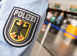 Der Mann sitzt in Untersuchungshaft. (Symbolbild)