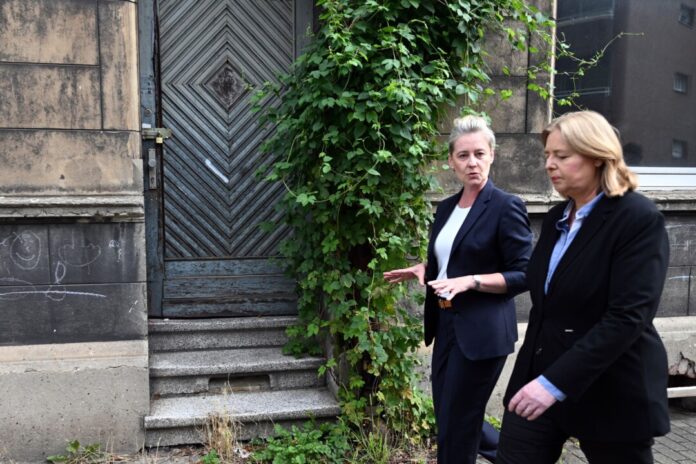 Schrottimmobilien in Gelsenkirchen Problematische Immobilien in Gelsenkirchen: Die Industriestadt kauft Häuser auf, um sie abzureißen oder zu sanieren.