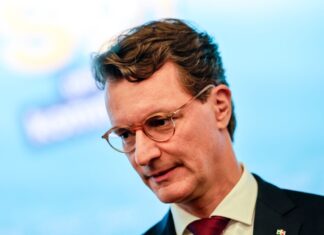 Die Kommunen warten dringend auf Geld für Investitionen in ihre Infrastruktur und den Klimaschutz - die erwarteten Milliarden vom Bund sollen nicht beim Land kleben bleiben, versichert Ministerpräsident Hendrik Wüst (CDU).
