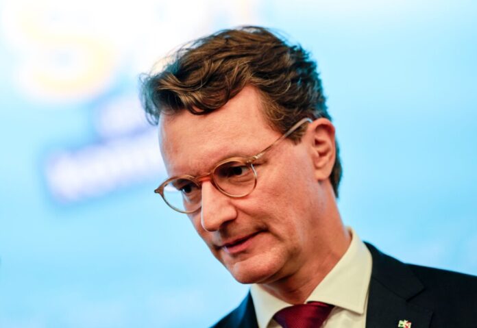 Die Kommunen warten dringend auf Geld für Investitionen in ihre Infrastruktur und den Klimaschutz - die erwarteten Milliarden vom Bund sollen nicht beim Land kleben bleiben, versichert Ministerpräsident Hendrik Wüst (CDU).