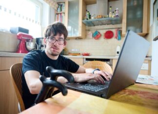 Trotz vieler Bemühungen hat der junge Mann mit seinen Behinderungen keinen Platz in System gefunden, wie er sagt. 