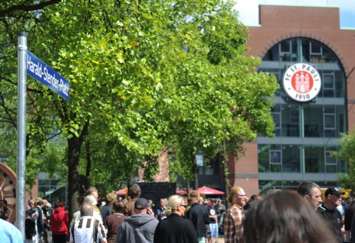 Harald-Stender-Platz Nach dem Bundesligaspiel FC St. Pauli gegen Borussia Dortmund kam es auf dem Vorplatz des Millerntorstadions zu einer Auseinandersetzung. (Archivfoto)