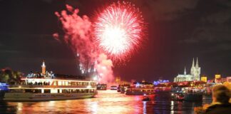 Erstmals seit sechs Jahren sollen am Samstagabend wieder die Kölner Lichter stattfinden (Archivbild).