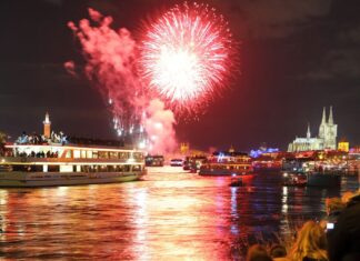 Erstmals seit sechs Jahren sollen am Samstagabend wieder die Kölner Lichter stattfinden (Archivbild).