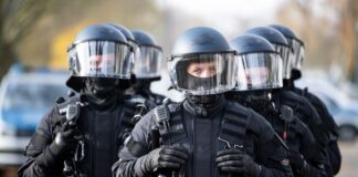  Fans zweier Fußballclubs haben sich am Samstagabend eine Massenschlägerei am Bahnhof von Oelde im Münsterland geliefert. 