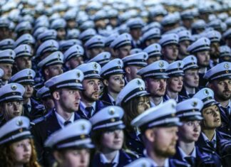 Polizei-Anwärter nehmen an einer Vereidigungsfeier teil (Archivfoto)