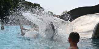 Wer Zeit hat, könnte nochmal die Chance nutzen und ins Freibad gehen - das Wetter ist noch gut.