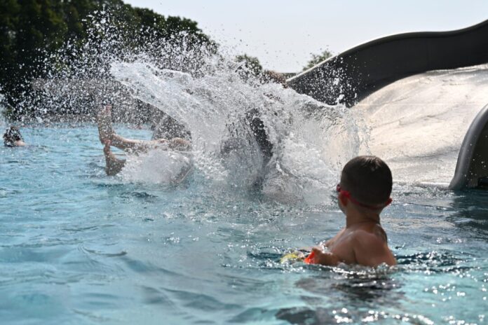 Wer Zeit hat, könnte nochmal die Chance nutzen und ins Freibad gehen - das Wetter ist noch gut.