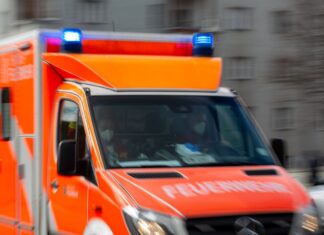 Für die Fahrt in die Klinik war das Baby zu schnell - es kam im Rettungswagen zur Welt. (Illustration)