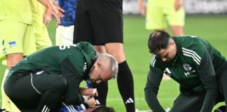 Nikola Katic wird nach dem Zusammenstoß behandelt. 