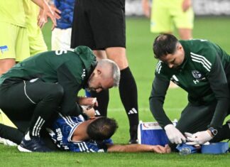 Nikola Katic wird nach dem Zusammenstoß behandelt. 