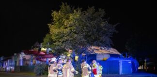 Nach einem Chlorgasaustritt in einem Freizeitbad in Köln werden 14 Schwimmgäste ins Krankenhaus gebracht.