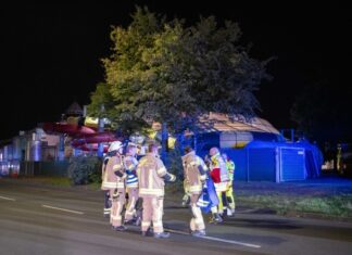 Nach einem Chlorgasaustritt in einem Freizeitbad in Köln werden 14 Schwimmgäste ins Krankenhaus gebracht.