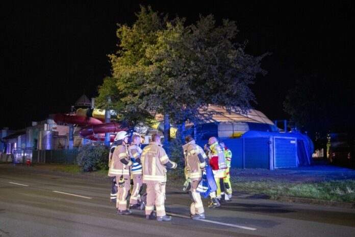 Chlorgas-Vorfall in Köln Nach einem Chlorgasaustritt in einem Freizeitbad in Köln werden 14 Schwimmgäste ins Krankenhaus gebracht.