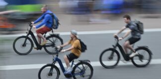 E-Bikes, wie auf diesem Foto von einer Fachmesse, sind im Kreis Borken sehr beliebt. (Symbolbild)