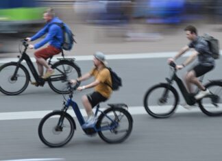 E-Bikes, wie auf diesem Foto von einer Fachmesse, sind im Kreis Borken sehr beliebt. (Symbolbild)
