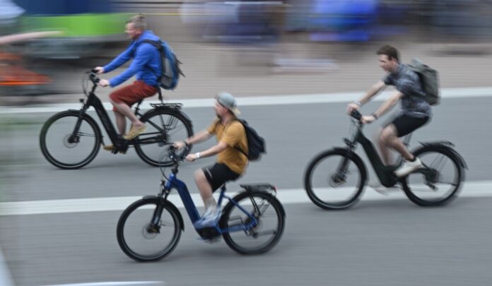 E-Bikes, wie auf diesem Foto von einer Fachmesse, sind im Kreis Borken sehr beliebt. (Symbolbild)