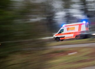 Bei einem Unfall auf der L370 im Landkreis Nienburg/Weser sind zwei Frauen verletzt worden, eine von ihnen schwer. (Symbolbild) 