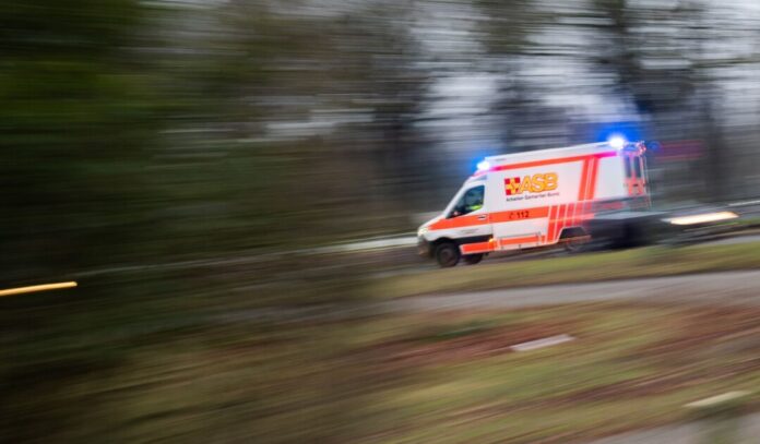 Rettungswagen im Einsatz Bei einem Unfall auf der L370 im Landkreis Nienburg/Weser sind zwei Frauen verletzt worden, eine von ihnen schwer. (Symbolbild)