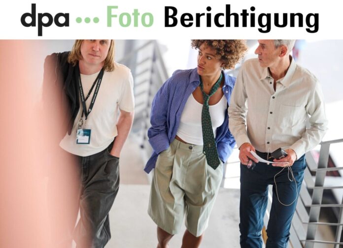Der bekannte Schauspieler Lars Eidinger spielt bei der Eröffnungspremiere der Ruhrtriennale eine Hauptrolle - hier zusammen mit seiner Bühnen-Partnerin Larissa Sirah Herden und Intendant Ivo van Hove. (Archivbild)