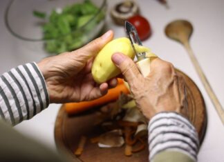 Viele Menschen in Nordrhein-Westfalen haben zu wenig Geld, um sich wenigstens alle zwei Tage eine warme Mahlzeit leisten zu können. (Symbolbild)