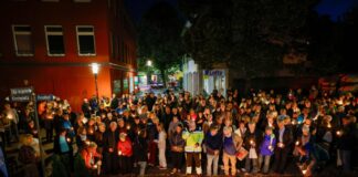 Hunderte Menschen versammelten sich mit Kerzen zu einer Trauerfeier am Abend. Sie gedachten der Opfer zur Tatzeit um 21.37 Uhr.  