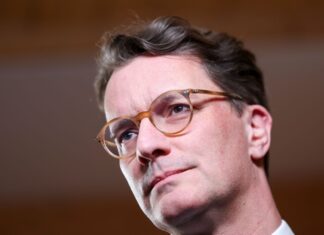 Es muss einen spürbaren Unterschied machen, ob man arbeiten geht oder Sozialleistungen empfängt, mahnt Nordrhein-Westfalens Ministerpräsident Hendrik Wüst (CDU). (Archivbild) 
